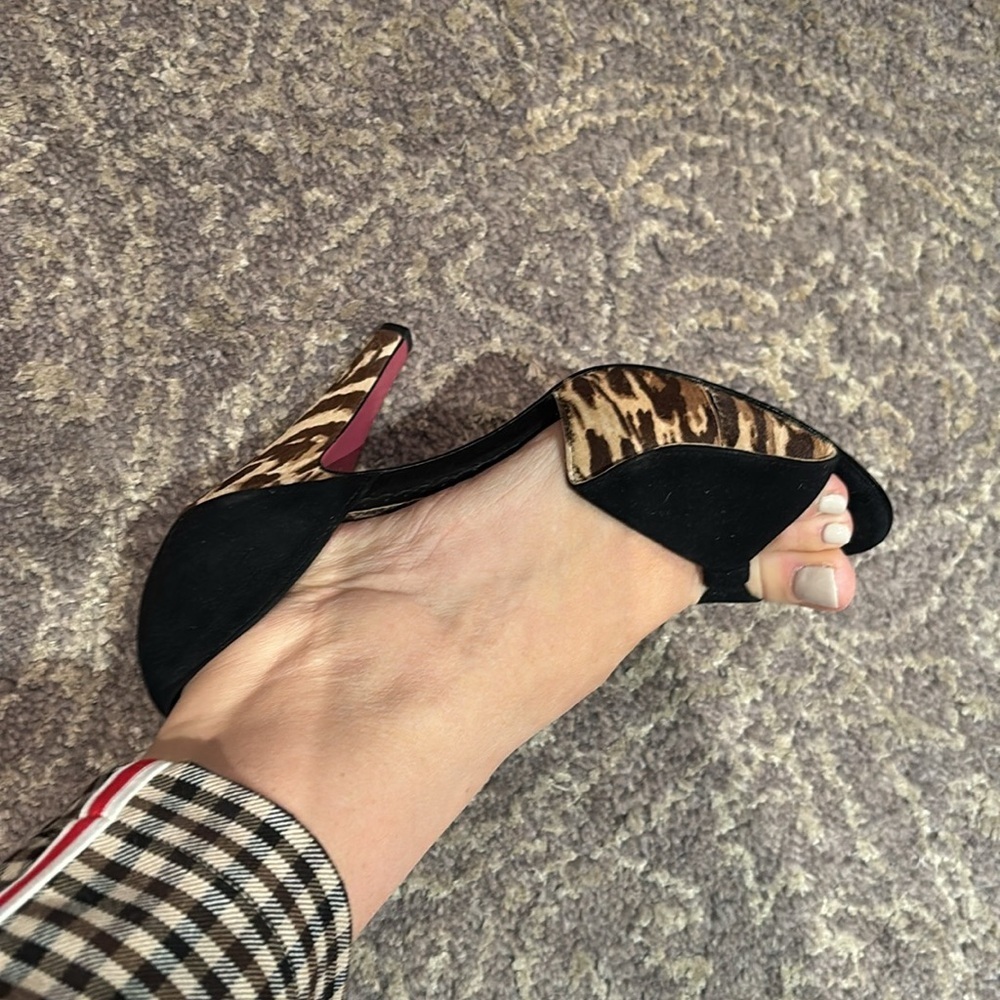 Betsey Johnson Black Peep Toe Heels with Bow Accent in 7.5 - Picture 6 of 10